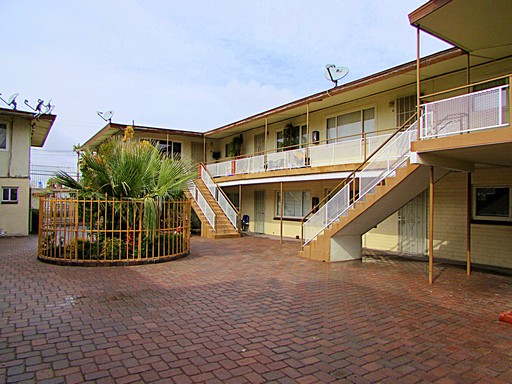 First-Floor 2 Bed, 1 Bath with Modern Kitchen & On-Site Laundry near the Strat – photo 1