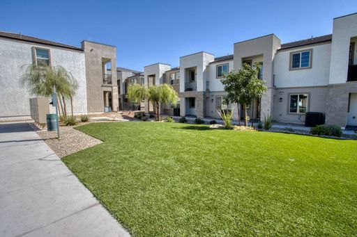 Modern 3-Story, 4BD 3.5BA Townhome Near Russell & Durango – photo 1