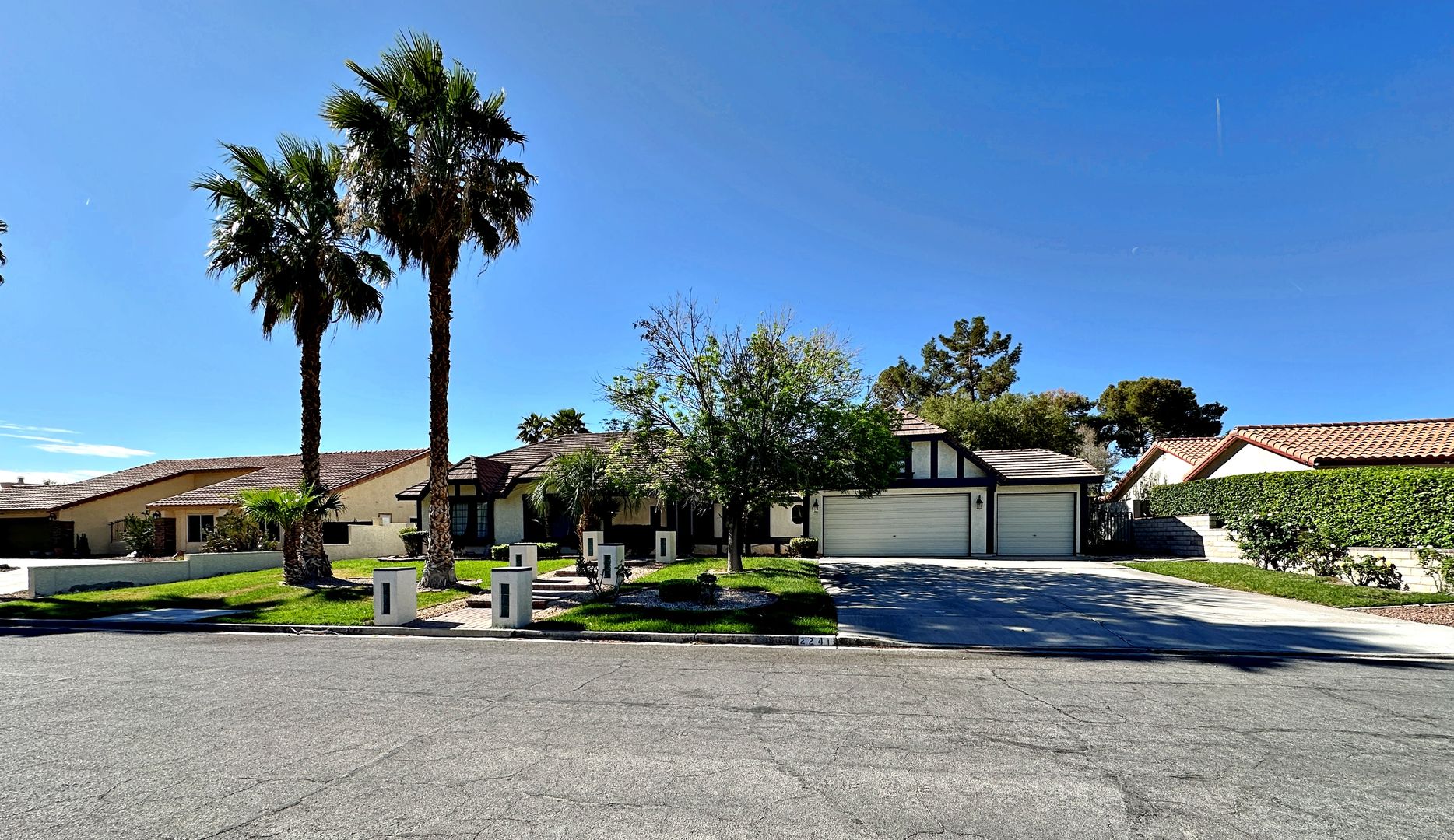 Henderson House: 2241 Lucerne Dr