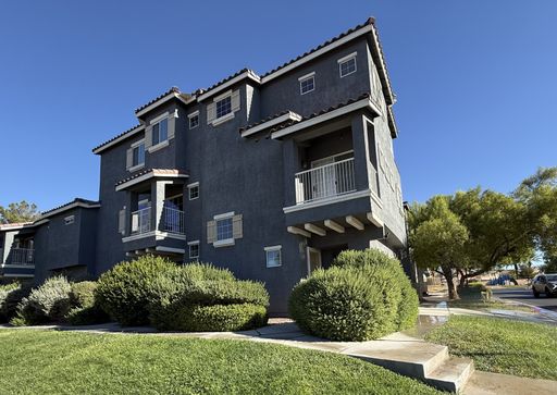 3-Story, 2 Bd 2.5 Ba Townhome Located Near Tropical and Decatur – photo 1