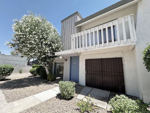3 BEDROOM 2.5 BATH TOWNHOME - 1 WEEK FREE RENT – photo 1