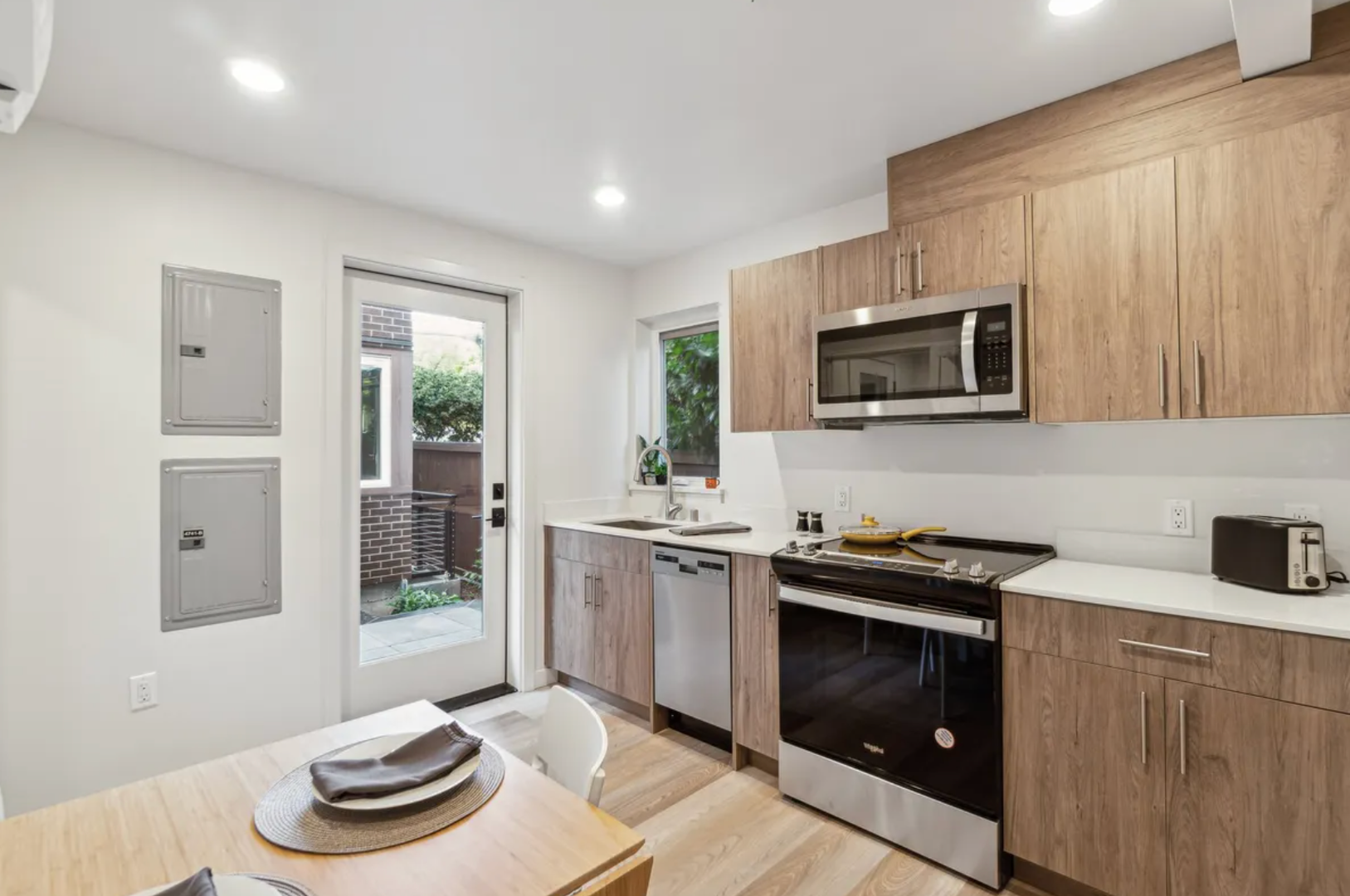 Seattle Apartment: 4741 18th Ave NE