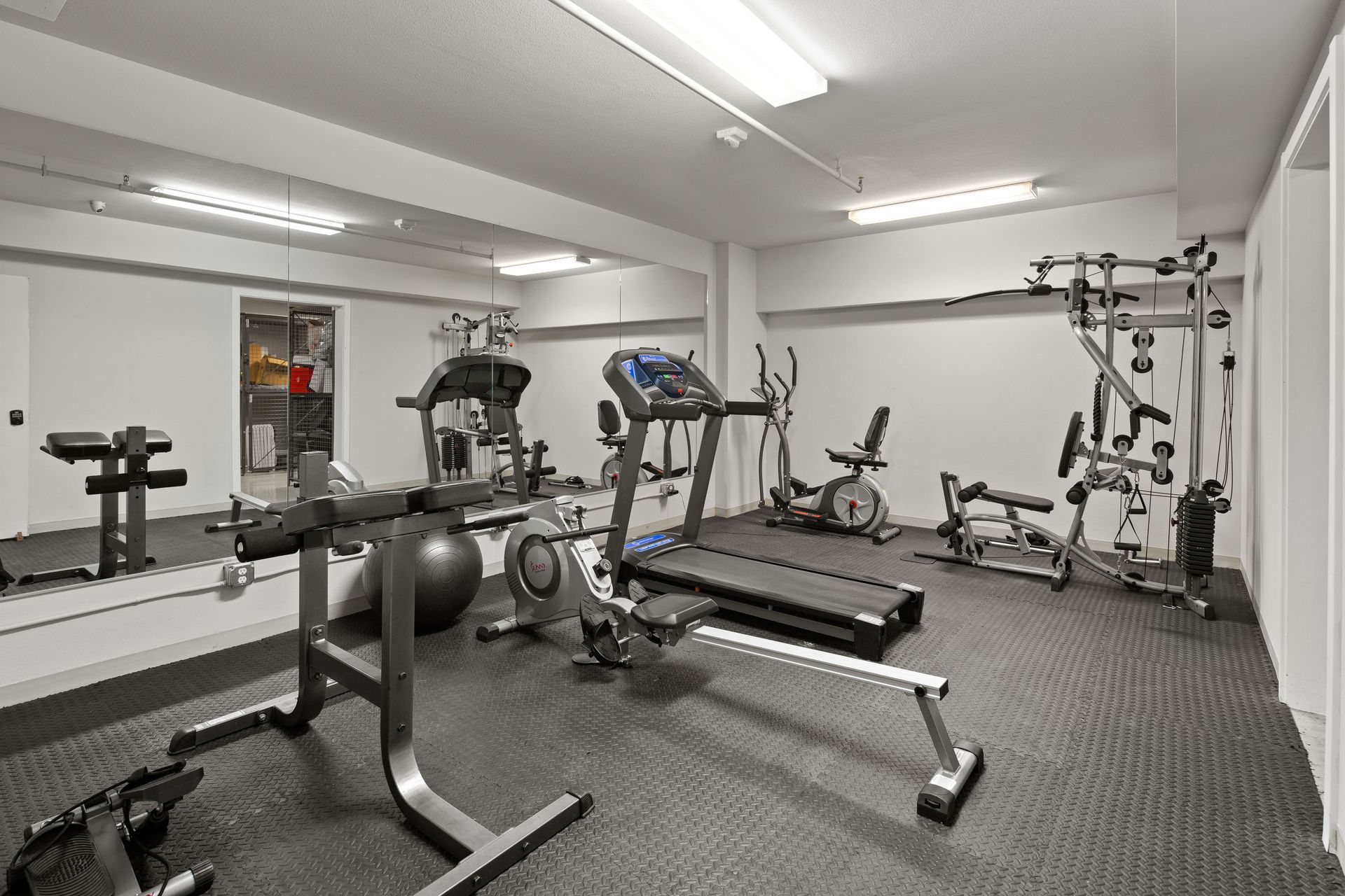Gym at Santo on Howell (1 of 2)