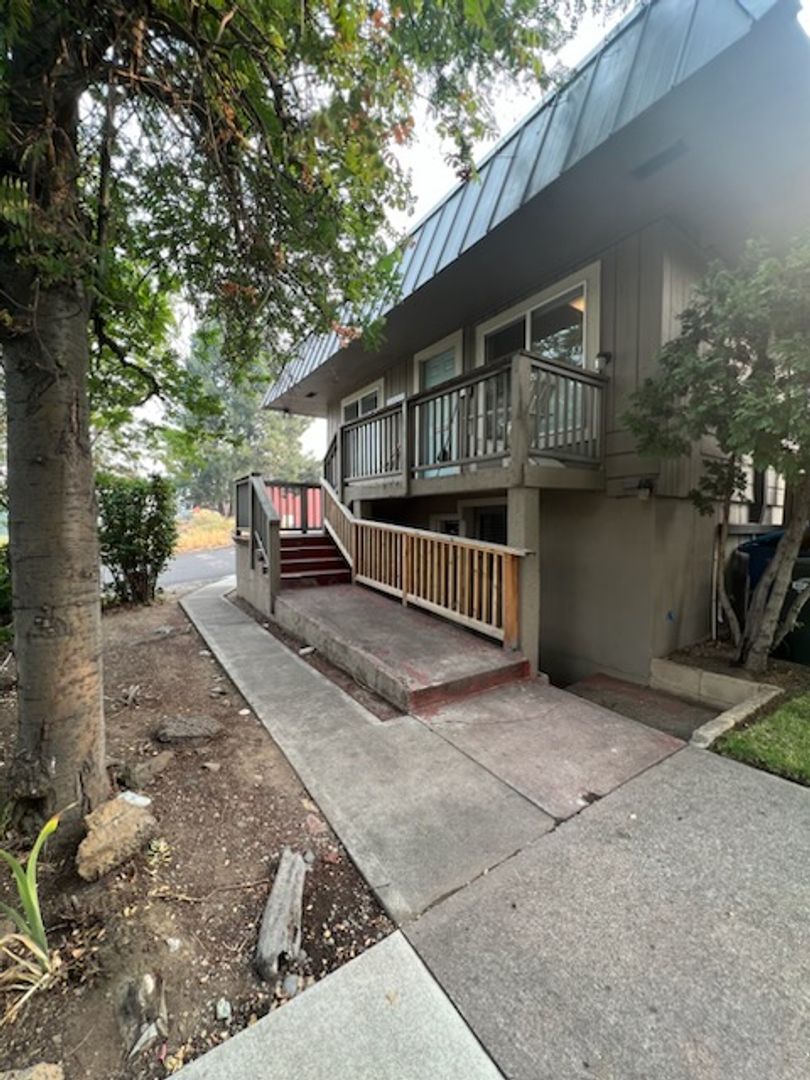 Bend Apartment: 2524 NE Division St.