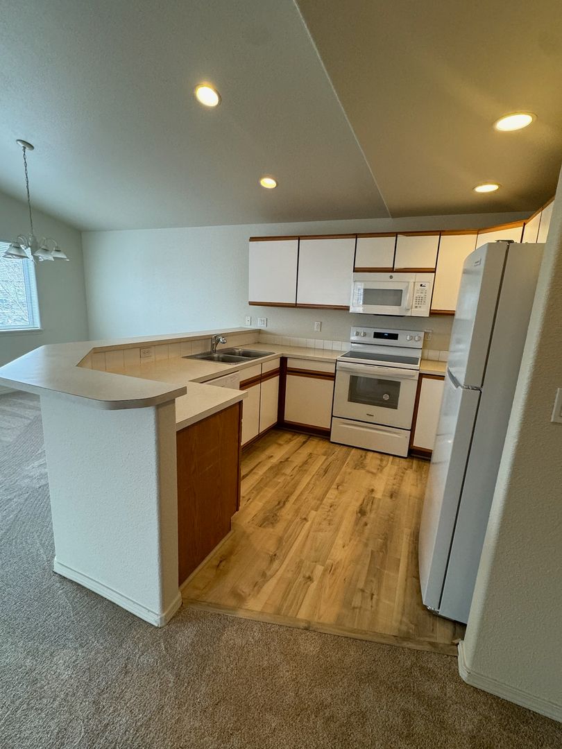 Redmond Apartment: SW Canyon DR.