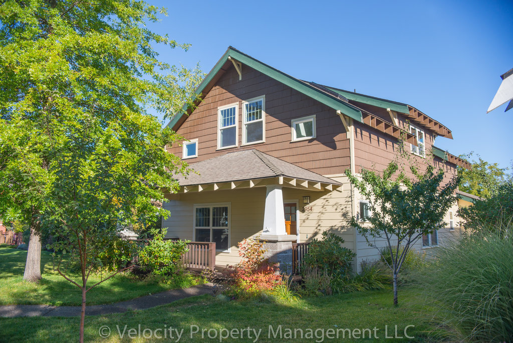 Bend House: 2954 NE Red Oak Dr.
