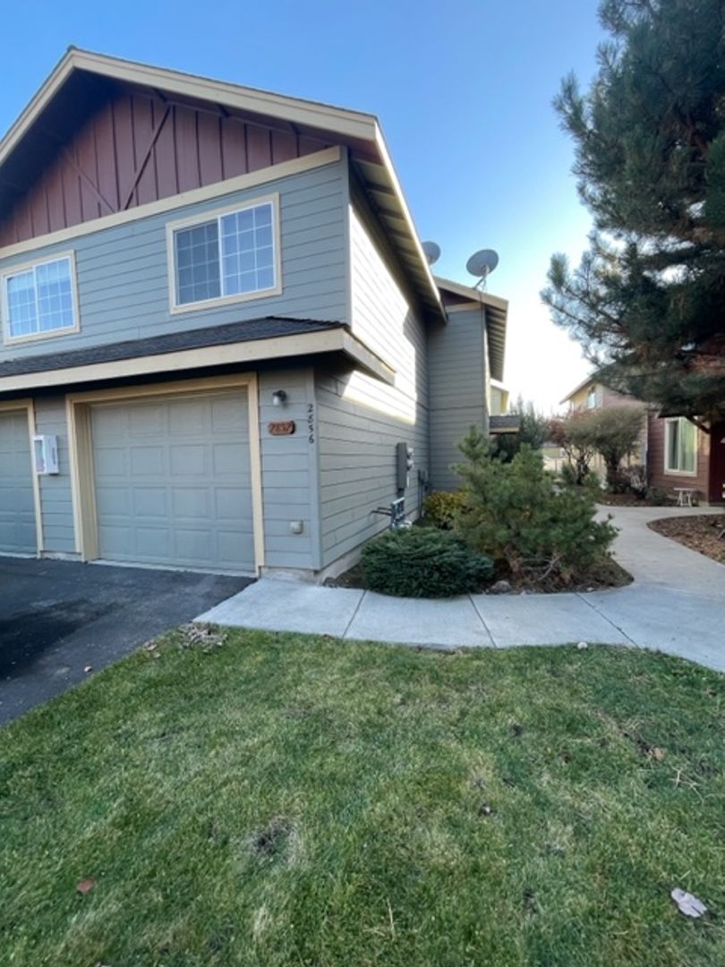 Redmond Apartment: SW Juniper Ave.