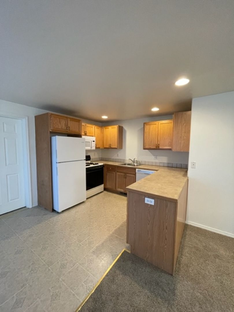 Redmond Apartment: SW Juniper Ave.