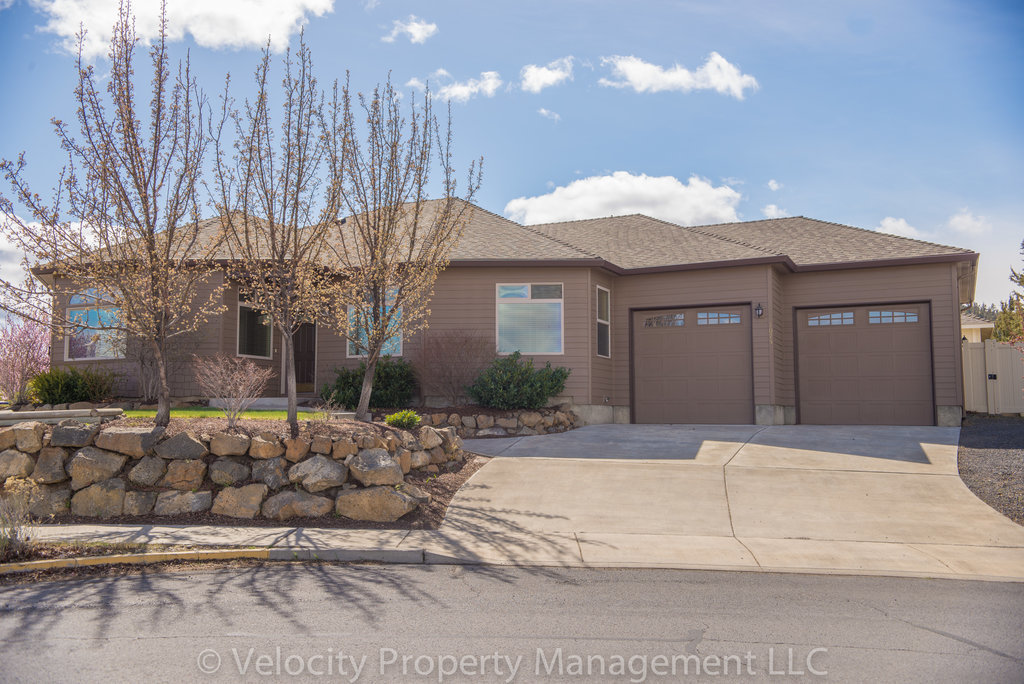 Bend Apartment: 1075 NE Watt Way