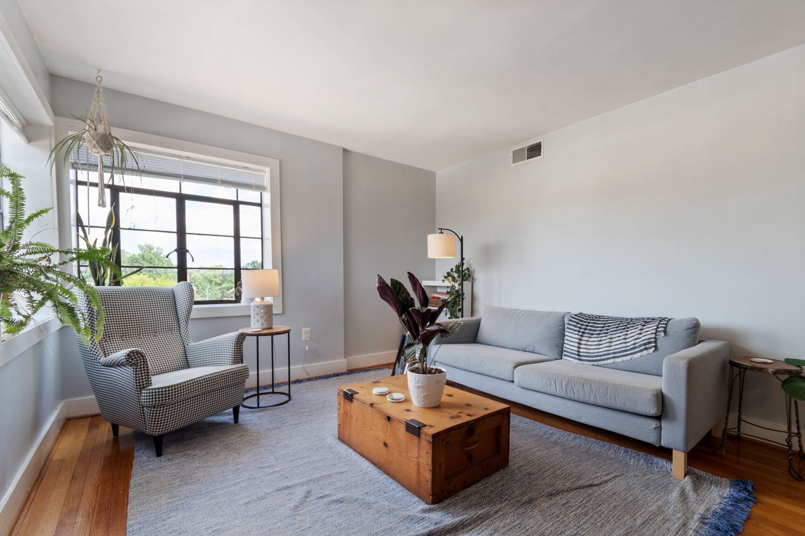 Washington Apartment: 2911 Newark St NW
