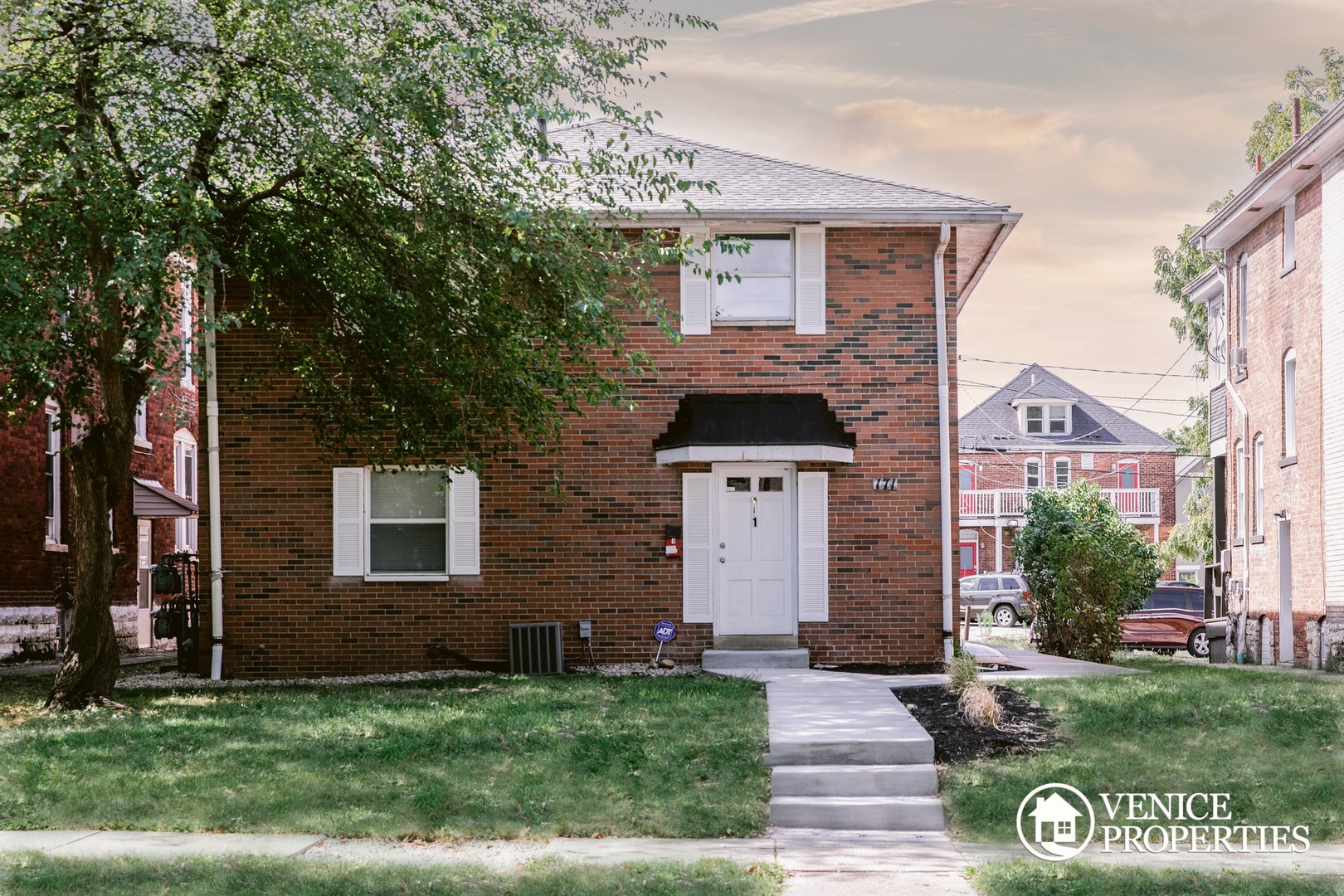 Columbus Townhome: 171 East 12th Avenue Apartment 2