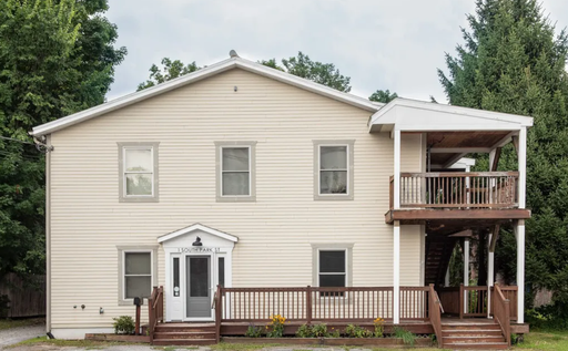 Charming 1-Bedroom Multiplex in Cambridge with Spacious Layout and Prime Location!
