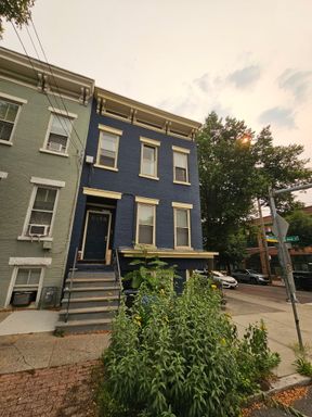 First-Floor 1 Bedroom with Private Patio – Heat & Hot Water Included – photo 1