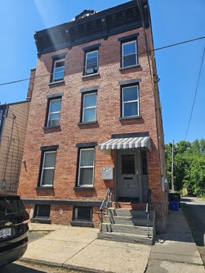 Three-Bedroom Apartment with Heat Included in Troy – photo 1