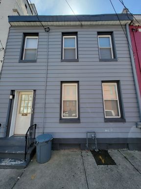 Beautiful and spacious one bedroom in South Central Troy – photo 1