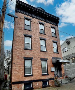 Three-Bedroom Apartment with Heat Included in Troy – photo 1