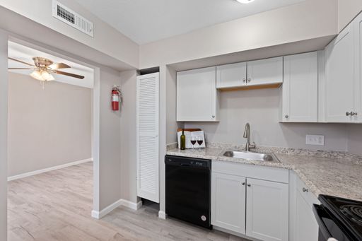 Village Square: 3BD/2BA TH – photo 1