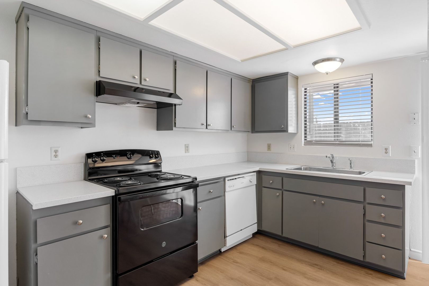 Hesperia Apartment: 15360 Sequoia Street