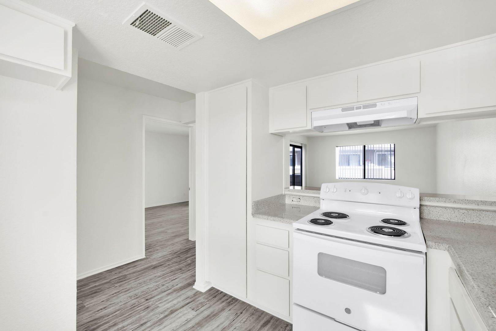 Colton Apartment: 904 Fairway Dr