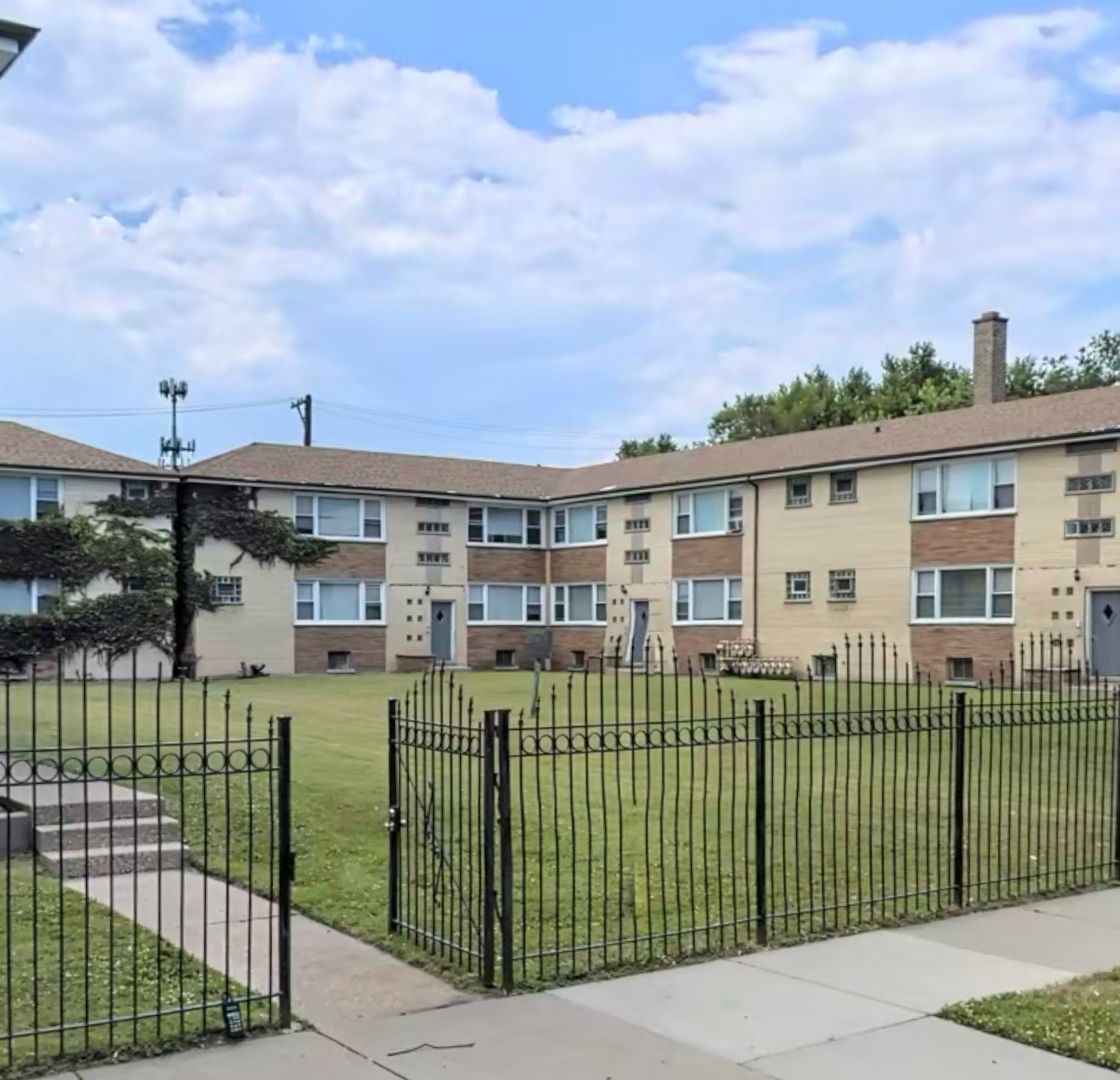 Chicago Apartment: 7026-7042 S Cornell Ave