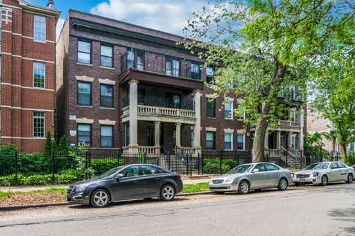 Exciting Opportunity! Spacious 2-Bedroom Apartment in Washington Park - Walk to U of Chicago - Garden Unit – photo 1