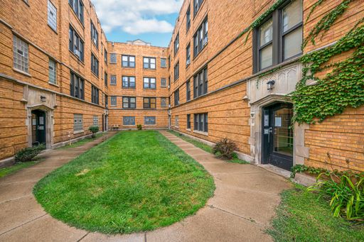 South Shore - Studio - Heat Included - Great Transportation & Shopping – photo 1
