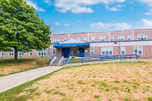 ✨ 3 BEDROOM- 2 BATHROOMS UNIT AVAILABLE — HANDICAP ACCESSIBLE ✨ HEAT AND COOKING GAS ARE INCLUDED • GREAT TRANSPORTATION • IMMEDIATE MOVE‑IN – photo 1
