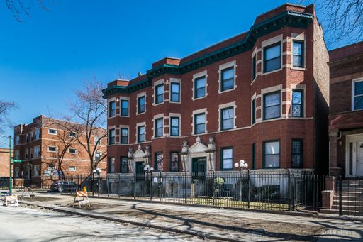 WALK TO UNIVERSITY OF CHICAGO - 2 BEDROOM INCLUDES HEAT - HISTORIC AREA – photo 1