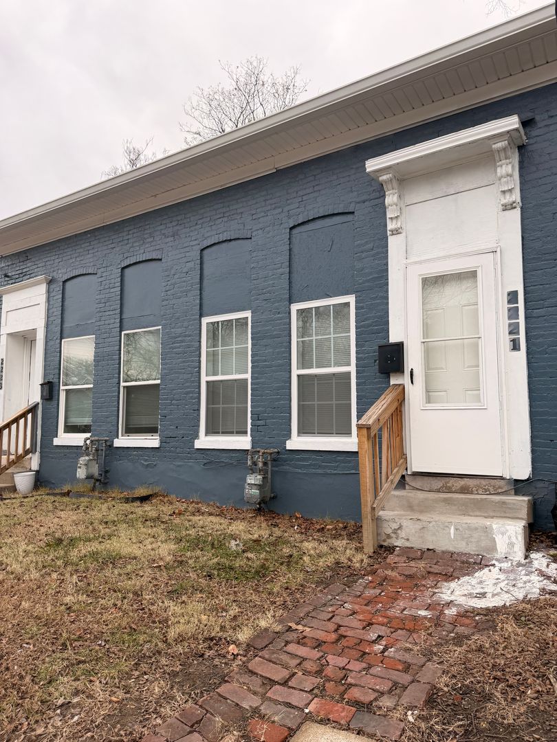 Louisville House: 2221 W Madison St.