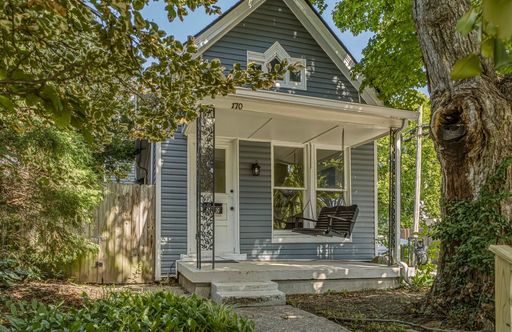 Beautifully renovated 3 bedroom furnished home in Clifton! – photo 1