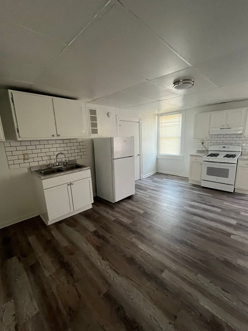 Louisville Apartment: 2922 Bank St.