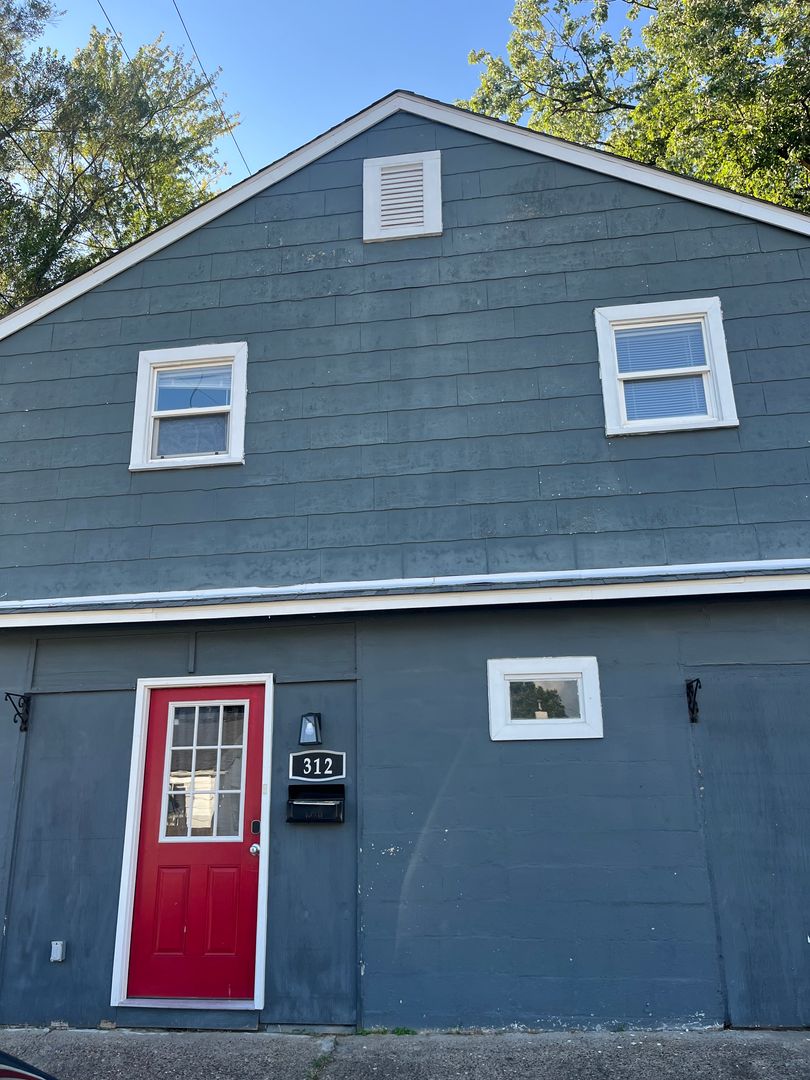 Clarksville House: 312 W Lincoln Ave