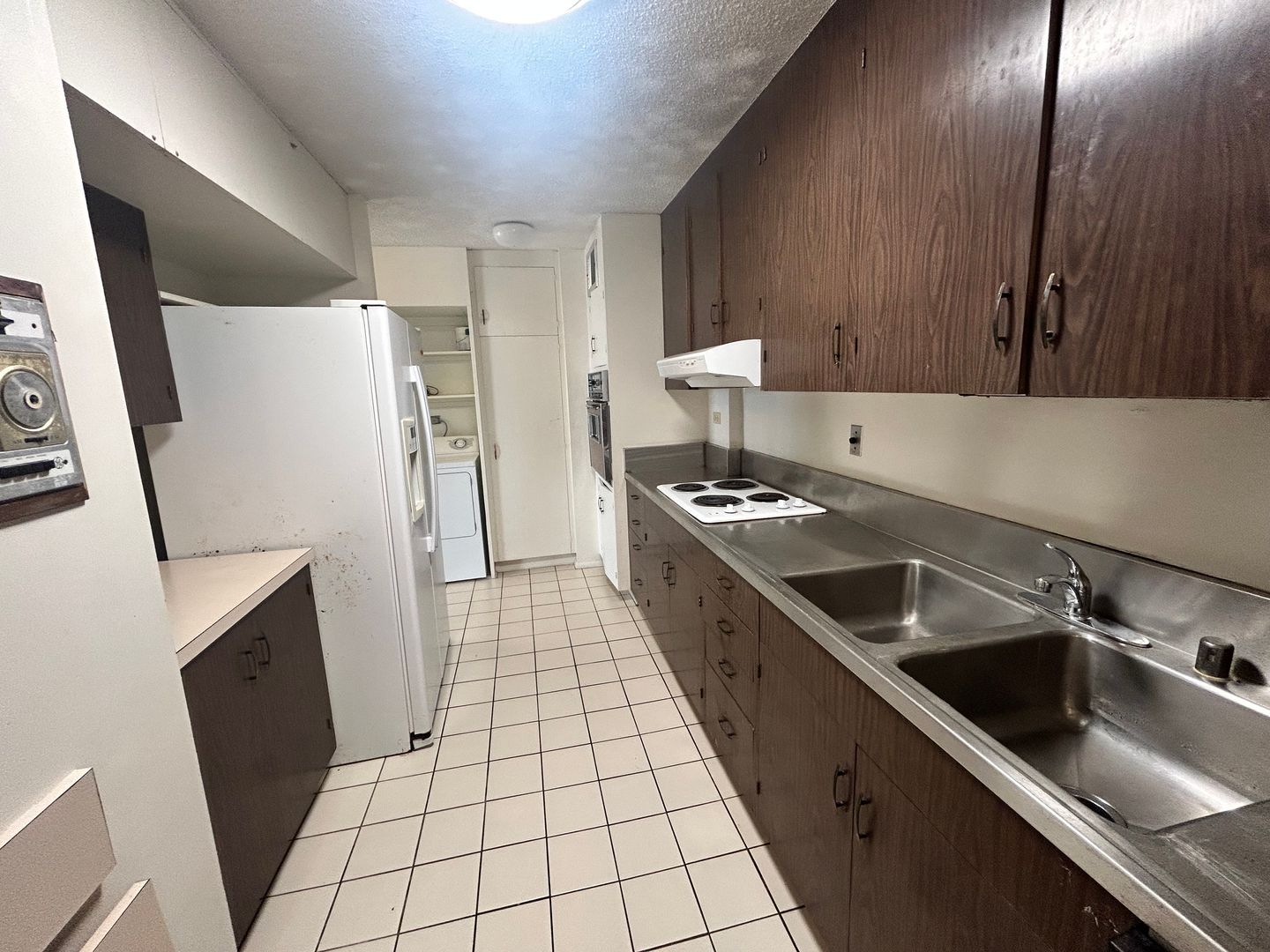 Honolulu House: 1561 Kanunu Street #607