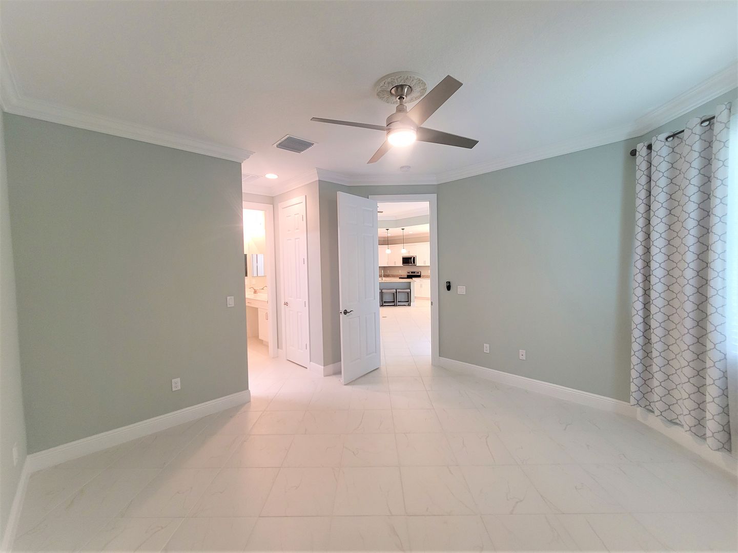 Annual unfurnished rental. Available for new residents on 07/10/2024