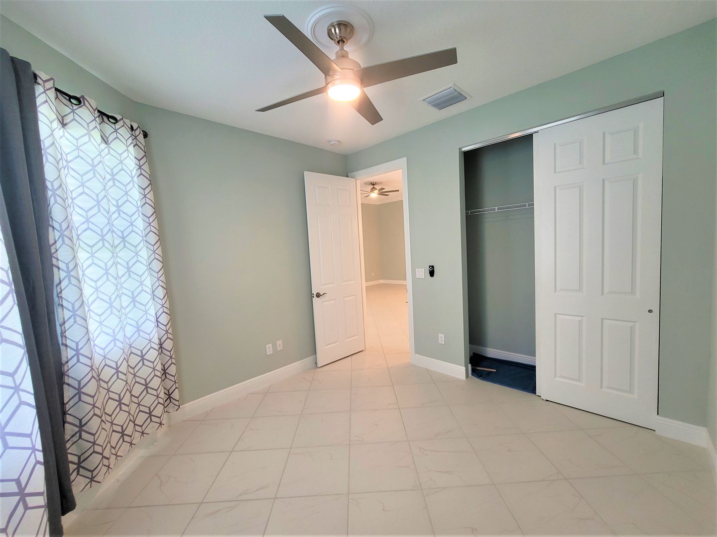 Annual unfurnished rental. Available for new residents on 07/10/2024