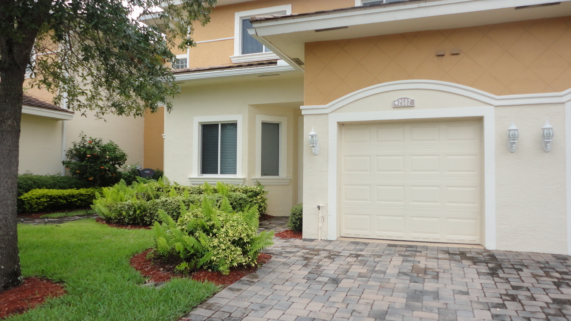 Vero Beach Townhome: 2582 Langrove LN SW