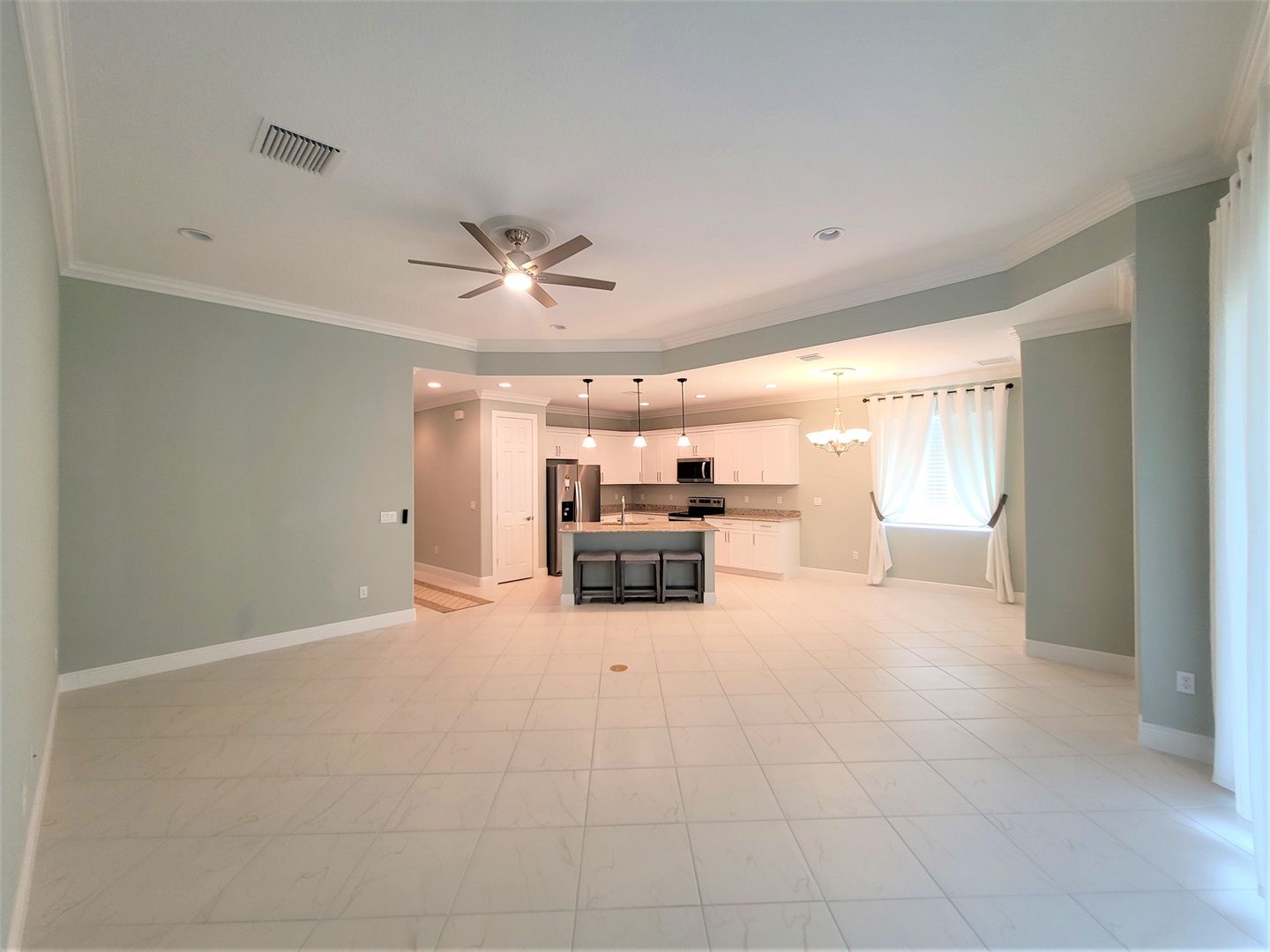 Annual unfurnished rental. Available for new residents on 07/10/2024