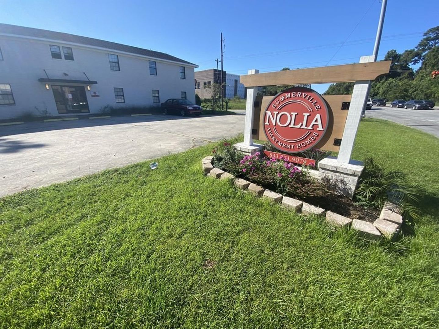 Summerville Apartment: 401 E 3rd North Street