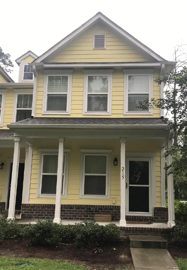 Summerville Townhome: 215 Bennett Lane