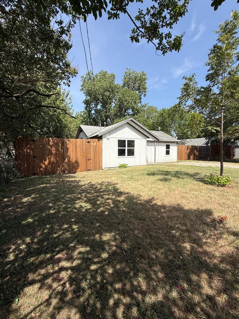 Irving Apartment: 719 English St