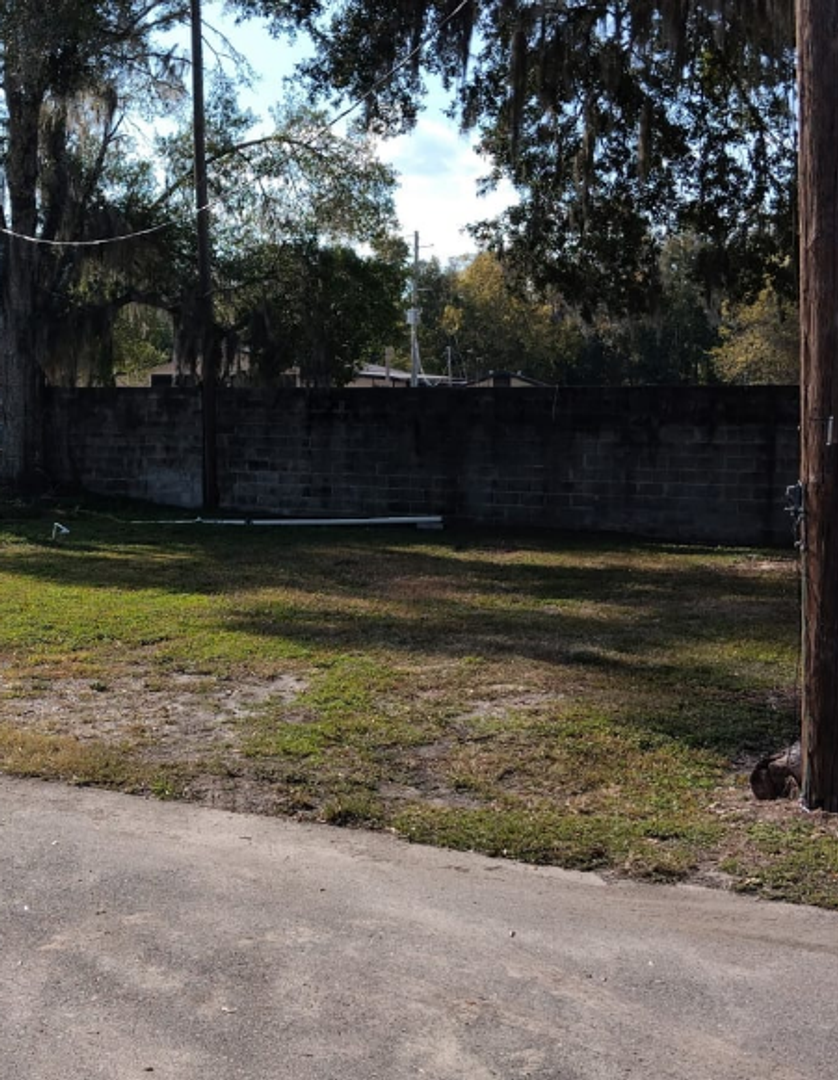 Brooksville Apartment: 11811 N Broad Street