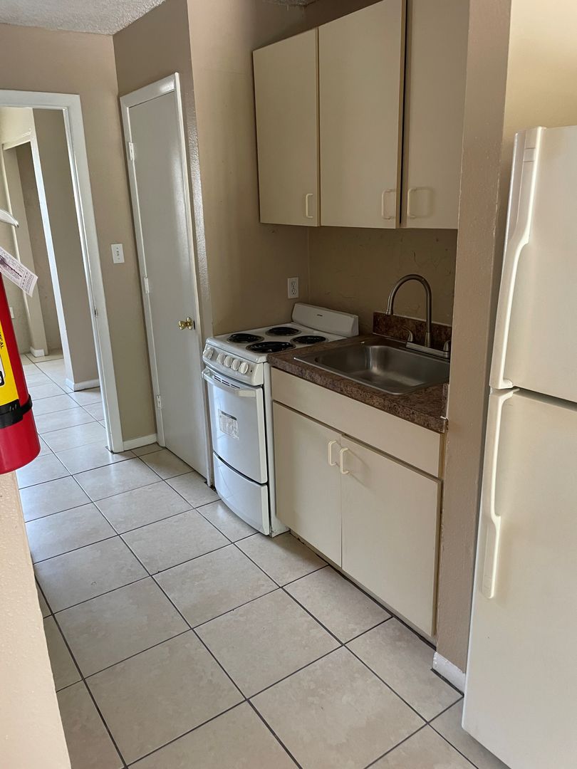 Lake Wales Apartment: 27 W Crystal Ave