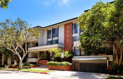 Spacious Culver City 2BD/2BA | Balcony, Pool, Central A/C & Garage Parking Available – photo 1