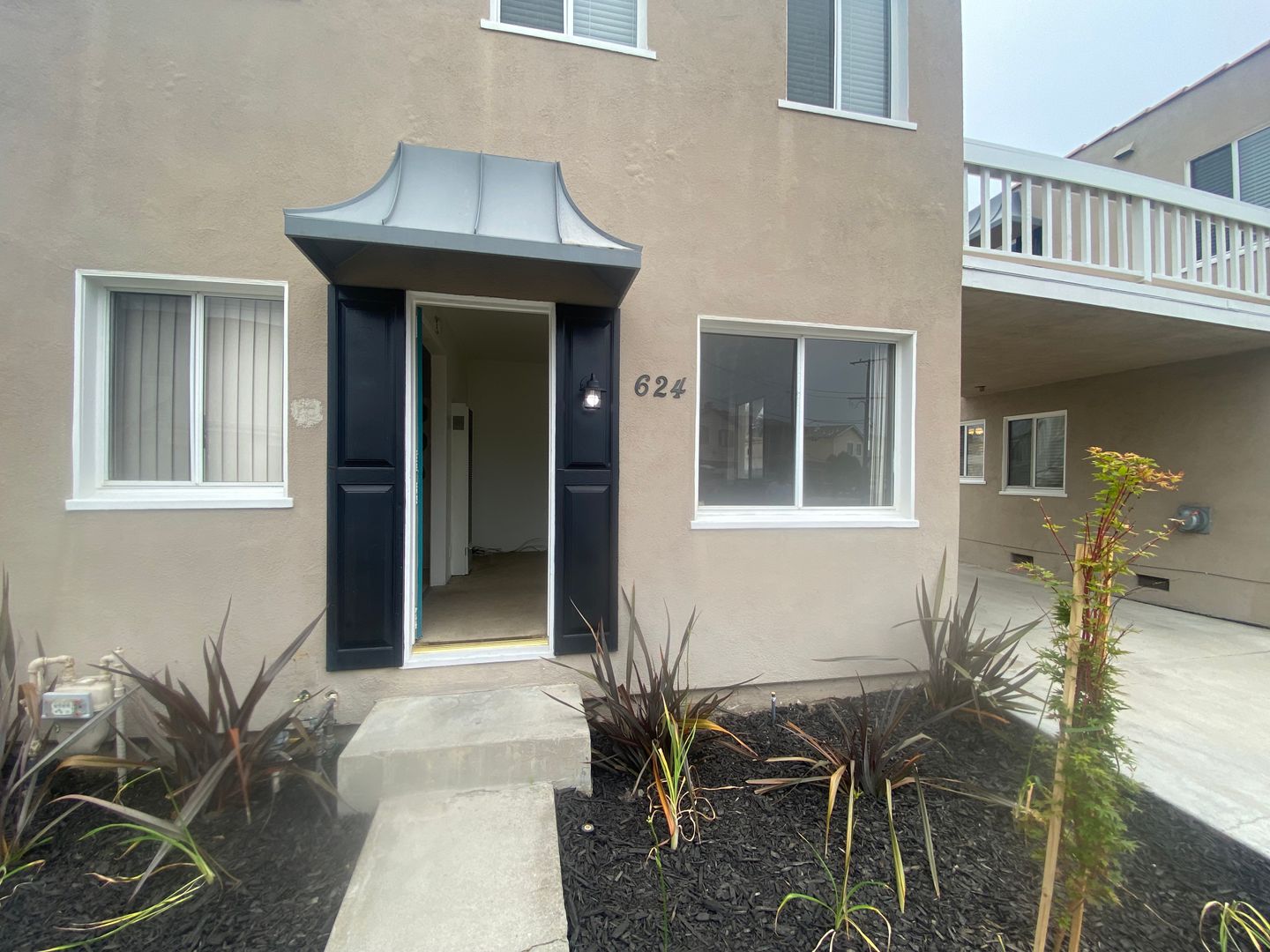 Newport Beach Apartment: 622 - 624 Clubhouse