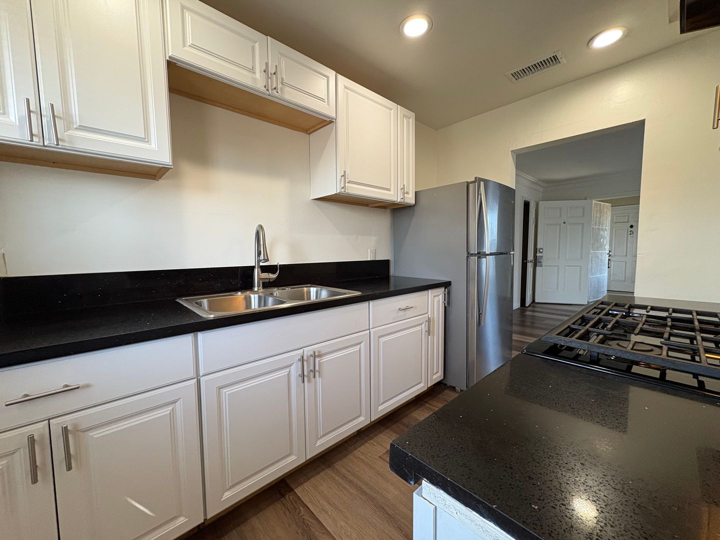 Los Angeles Apartment: 115 N Catalina St