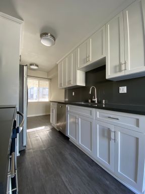 Spacious Culver City Two Bedroom + Den / 3rd Bedroom w/ Garage Parking and Gated Entry - Pool – photo 1