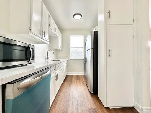 Bright Corner 1 Bedroom with Dual A/C Units, Parking Included & On-Site Laundry – photo 1