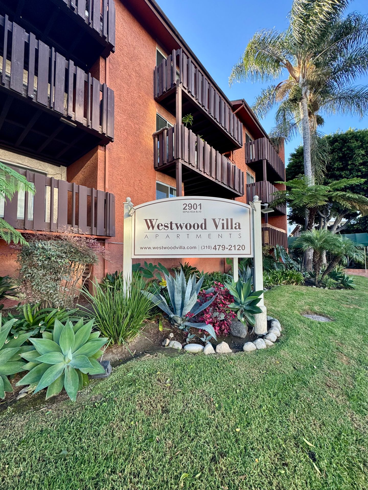 Los Angeles Apartment: 2901 S Sepulveda Blvd