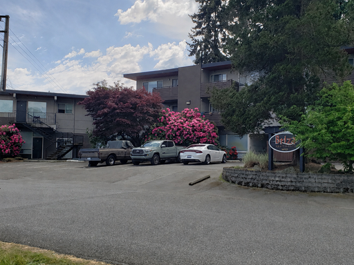 Newly Updated Second Floor Unit in Park Like Setting Property – photo 1
