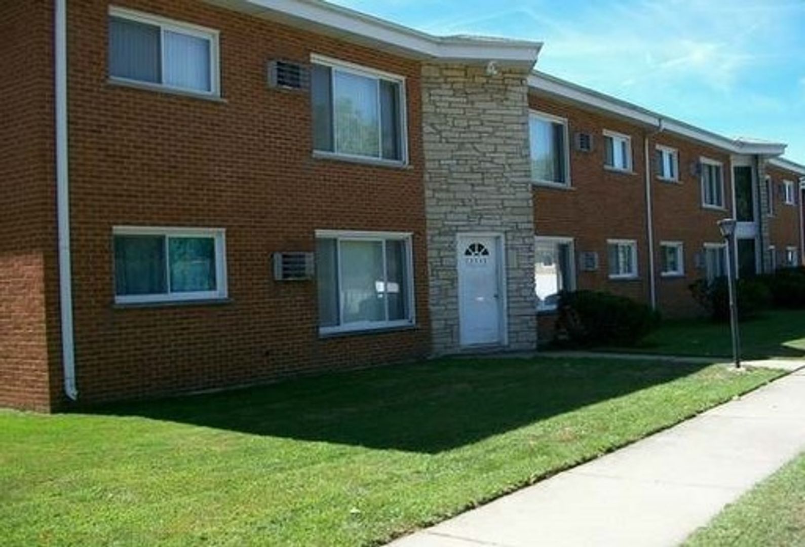 Lansing Apartment: 2922 185th St.